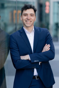 business portraits in Berlin Enhance Your Professional Image: Expert Headshot Photography for LinkedIn Profiles, Resumes, and Presentations!